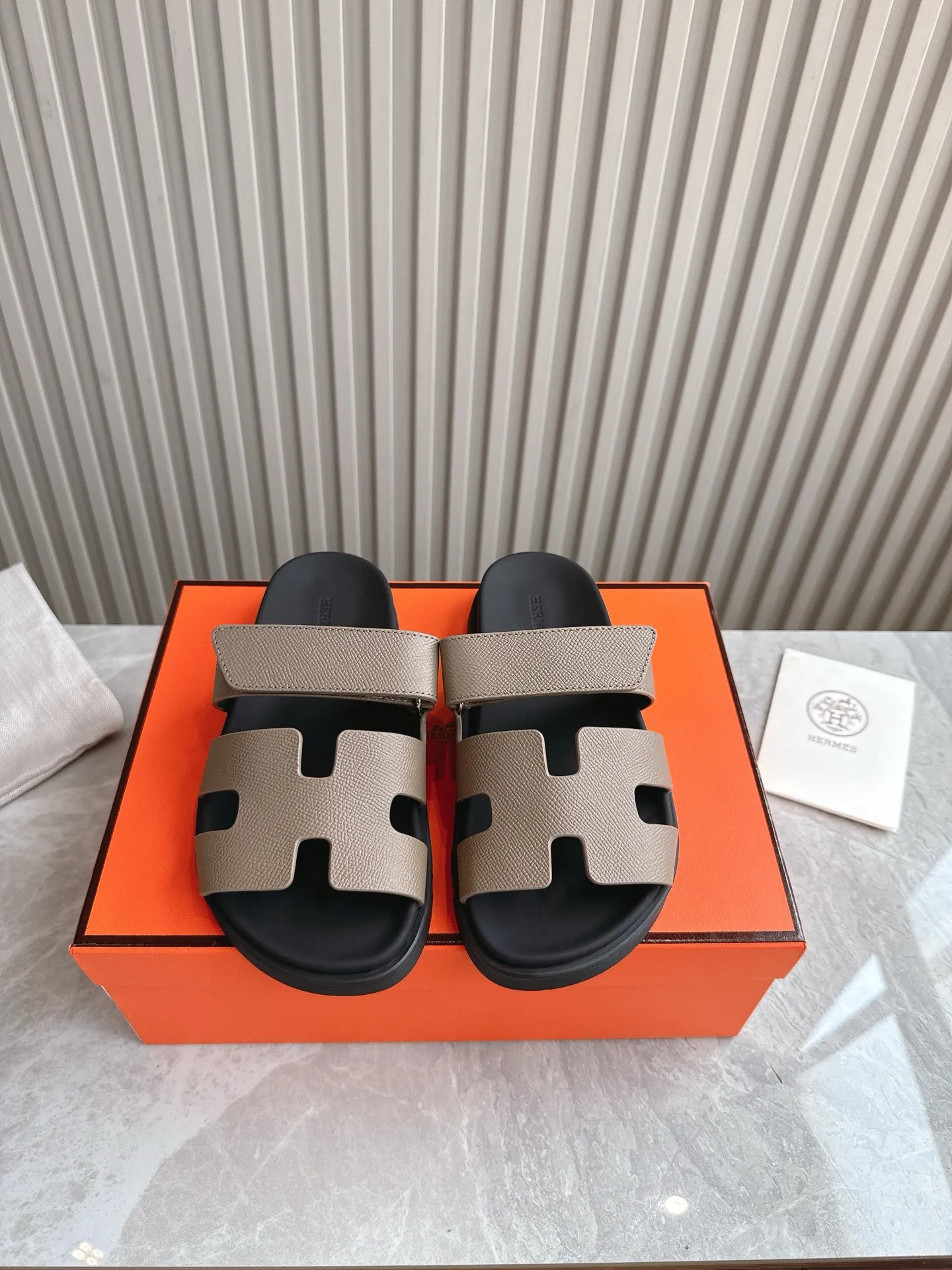 p480🐮🐮Couple model (top version) H family 2024 spring and summer new style HERMES Hermes' recently popular couple model pig nose angle sandals and slippers, paired with various colorful socks, popular. Upper: imported original deerskin (the genuine leather edging is not ordinary super migration). Lining: imported genuine leather. Outsole: Tpu non-slip and wear-resistant outsole. Size: Female 35-42 (40/42 non-returnable and non-exchangeable) Male size: 39-45 (45 non-refundable and non-exchangeable)